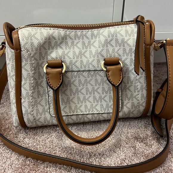 NWT Michael Kors Womens White Mini Hand Bag | White and Gold | Cute Purse - Picture 2 of 6